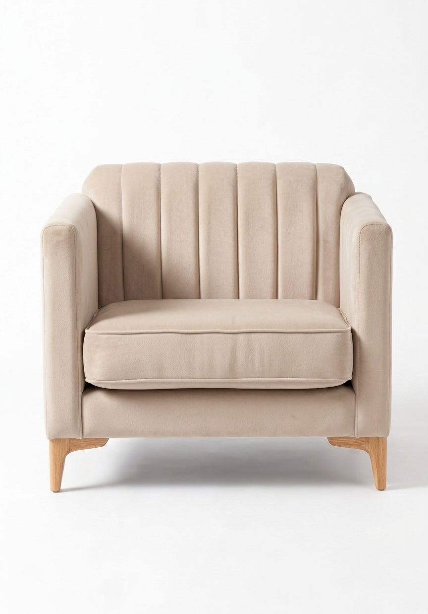 Sillón de un cuerpo Mila color Vainilla en pana antimanchas importada, líneas rectas y diseño moderno con patas doradas — el detalle distinto para un living contemporáneo. Hecho a medida por Tienda de Banquitos.