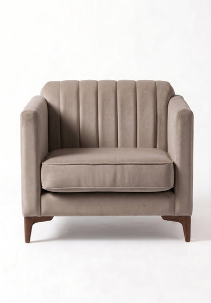 Sillón de un cuerpo Mila color Visón en pana antimanchas importada, líneas rectas y diseño moderno con patas doradas — el detalle distinto para un living contemporáneo. Hecho a medida por Tienda de Banquitos.