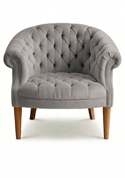 Sillón Nairobi de un cuerpo en pana antimanchas Plata, capitoné redondeado con tachas y patas de madera