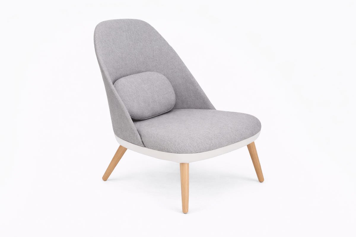 Sillón Nest Lounge de Archivos Activos gris claro, con almohadón y patas de madera de haya