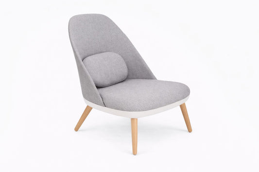 Sillón Nest Lounge de Archivos Activos gris claro, con almohadón y patas de madera de haya
