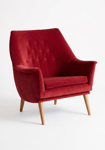 Sillón individual Rivona tapizado en rojo, diseño retro con respaldo capitoné y patas de madera – Tienda de Banquitos