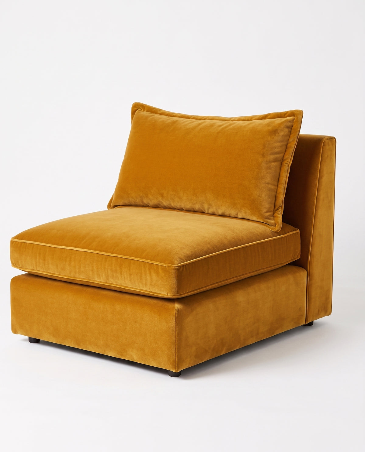 Sillón Thomas de un cuerpo en pana antimanchas color oro, sin apoyabrazos, asiento ancho con almohadón de respaldo suelto — Tienda de Banquitos