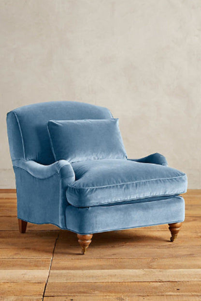 Sillón individual tapizado en celeste, con cojín lumbar suelto, apoyabrazos curvos y patas de madera - Sillón Minerva a medida, Tienda de Banquitos