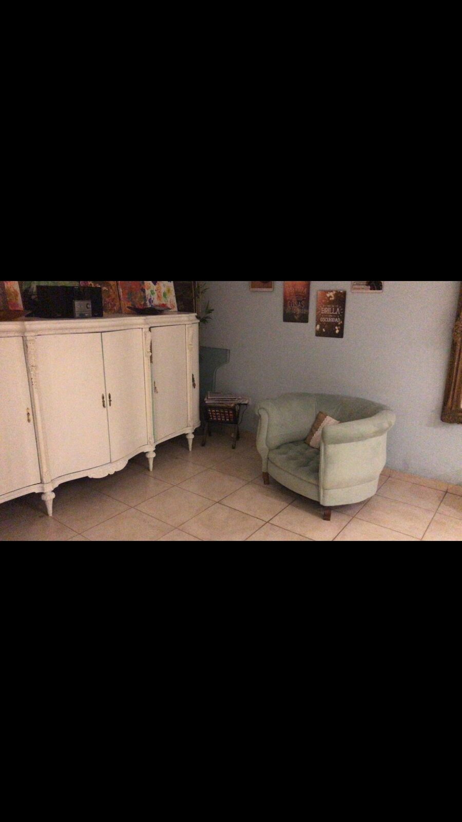 Sillón vintage verde menta con armario provenzal blanco – Tienda de Banquitos Argentina