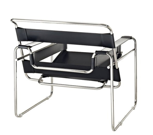 Sillón Wassily de Archivos Activos con estructura de caño cromado y cuero negro