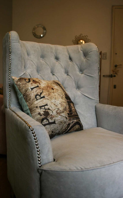 Sillón wingback gris celeste tufted nailhead almohadón París living Argentina - Tienda de Banquitos