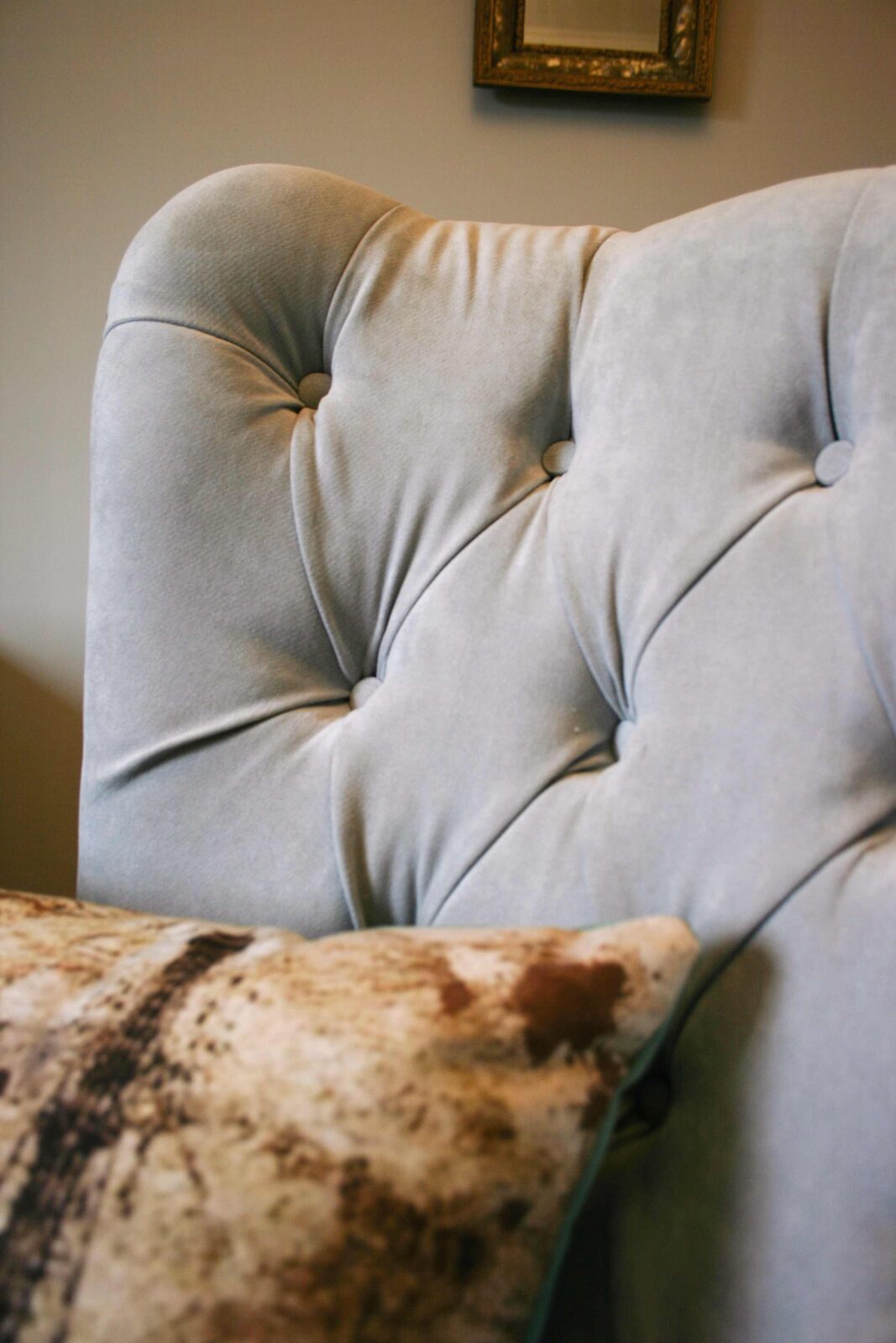 Sillón wingback gris velvet tufted para living clásico - diseño premium Argentina