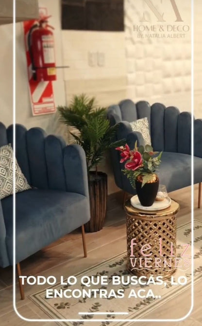 Dos Sillones Angie en azul con respaldo en forma de pétalos, en Home & Deco by Natalia Albert, Formosa