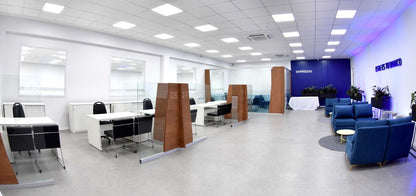 Sucursal del Banco del Chaco con puestos de atención y sala de espera con Sillones y Sofás Edlyn azules