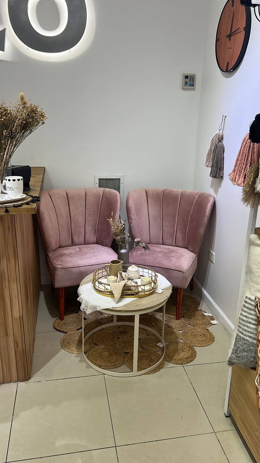 Dos Sillones Matero Alpes en pana rosa con patas de madera, junto al mostrador de Darilo's Store en Neuquén