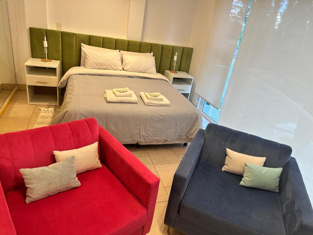 Departamento de Austral Rental en Ushuaia con Respaldo Alpes verde y dos Sillones Mila, uno rojo y otro azul