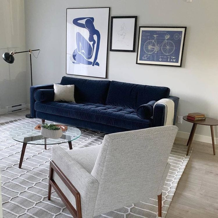 Sofá azul marino velvet tufted estilo mid-century para living - Tienda de Banquitos