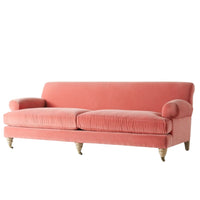 Sofá Cecily tapizado en velvet coral, con brazos redondeados y patas torneadas con rueditas - Tienda de Banquitos