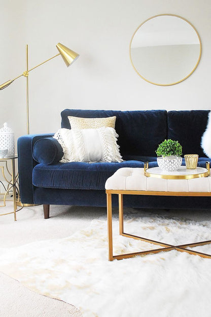 Sofá Chesterfield azul marino velvet capitoné en living con espejo dorado – Tienda de Banquitos Argentina