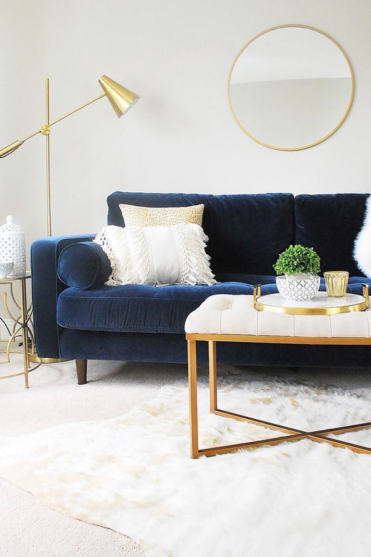 Sofá Chesterfield azul marino velvet capitoné en living con espejo dorado – Tienda de Banquitos Argentina