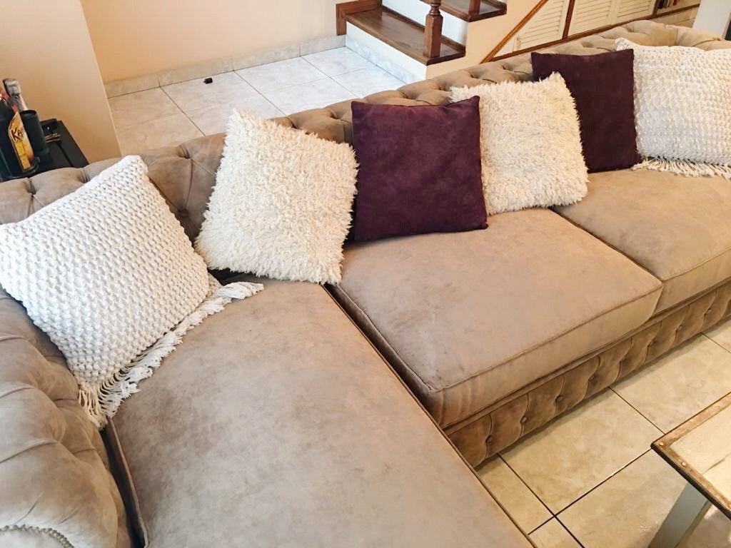 Sofá Chesterfield beige esquinero escalera torneada living Argentina - Tienda de Banquitos