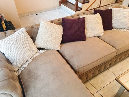 Sofá Chesterfield beige esquinero escalera torneada living Argentina - Tienda de Banquitos
