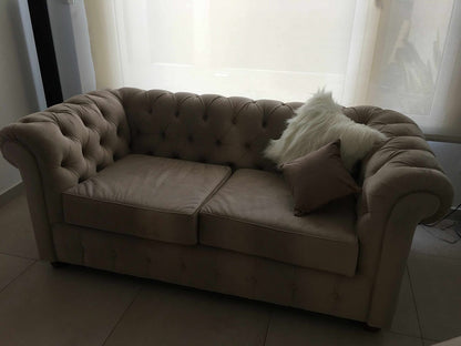 Sofá Chesterfield beige taupe para living clásico - Tienda de Banquitos Argentina
