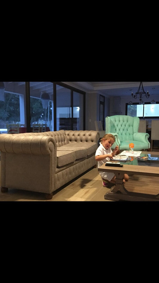 Sofá Chesterfield gris con sillón wingback menta en living - Tienda de Banquitos Argentina