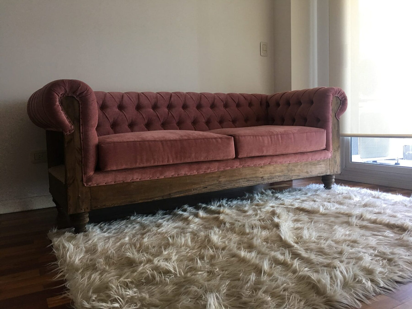 Sofá Chesterfield rosa velvet tufted alfombra pelo living Argentina - Tienda de Banquitos