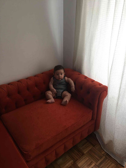 Sofá Chesterfield terracota naranja en velvet para living vibrante - Argentina