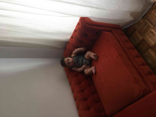 Sofá Chesterfield terracota naranja en velvet para living vibrante - Argentina