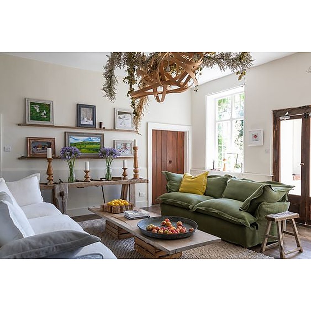 Sofá Comfy verde con funda de tussor en un living amplio con mesa ratona de madera - Tienda de Banquitos