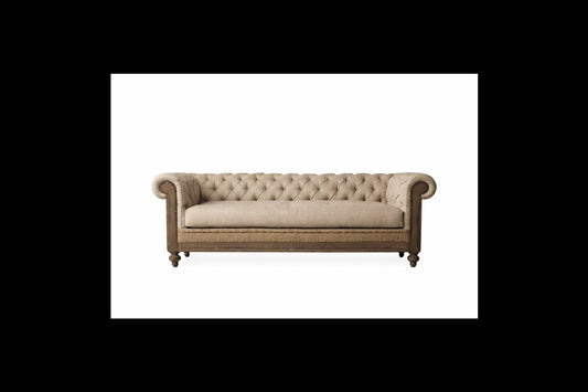 Sofá Deconstructed estilo Chesterfield tapizado en lino crudo, con base semi-vista y patas de madera torneada - Tienda de Banquitos