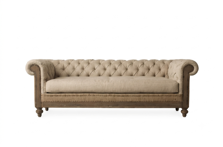 Sofá Deconstructed beige, capitoné Chesterfield con arpillera y tachuelas a la vista, fondo blanco - Tienda de Banquitos