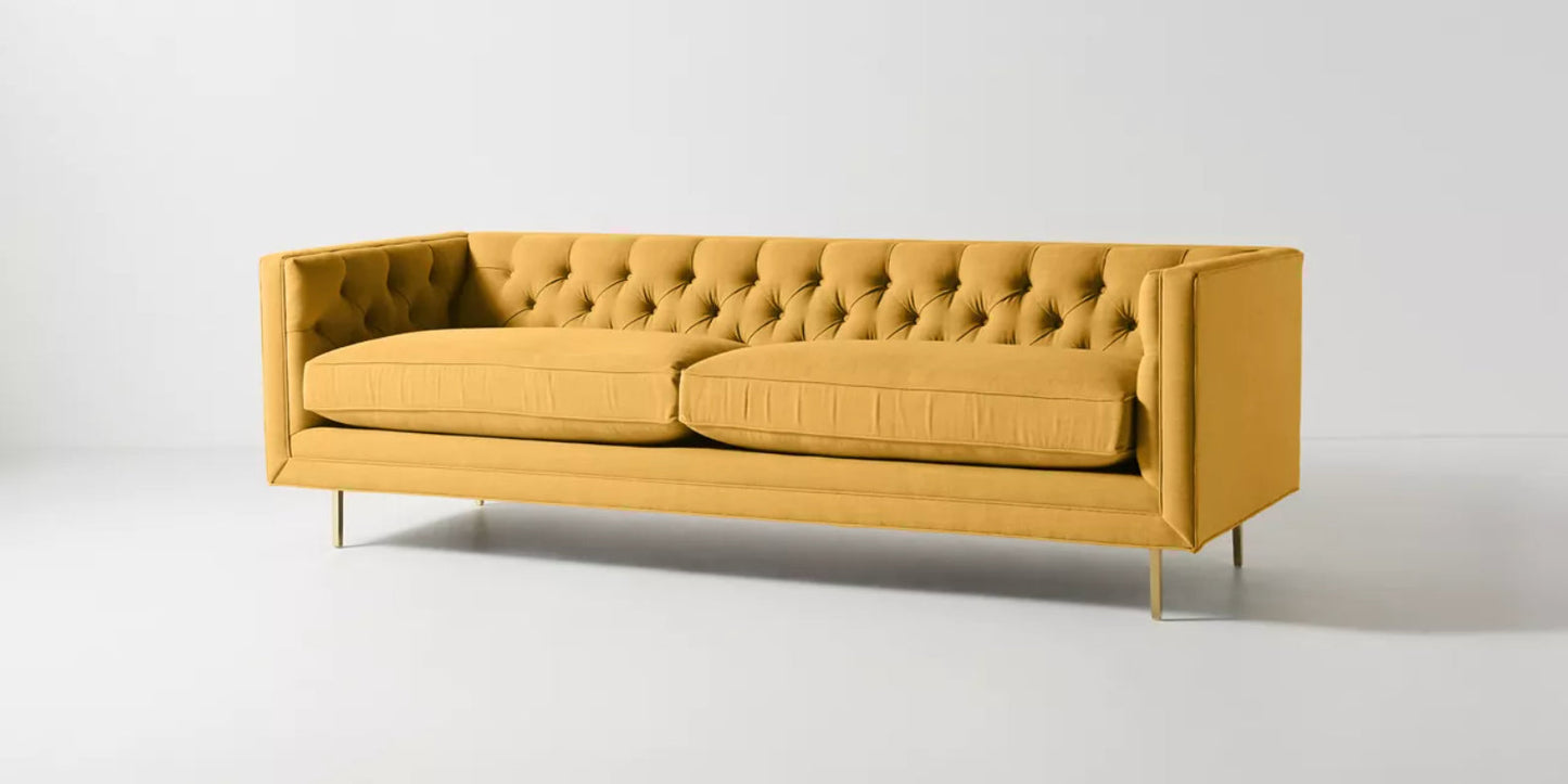 Sofá Dior 2 o 3 cuerpos tapizado en velvet mostaza con capitoné clásico y patas de metal doradas - Tienda de Banquitos