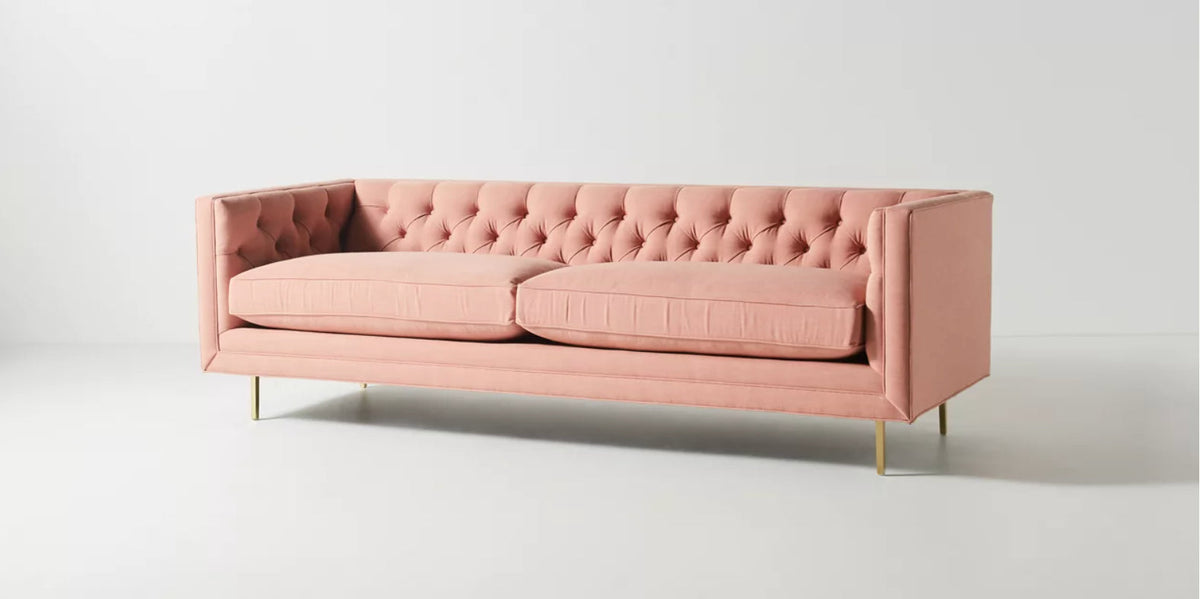 Sofá Dior 2 o 3 cuerpos tapizado en velvet rosa palo con capitoné clásico y patas de metal doradas - Tienda de Banquitos