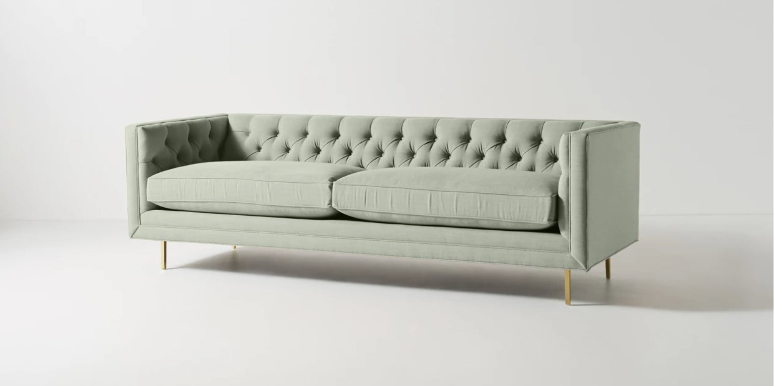 Sofá Dior 2 o 3 cuerpos tapizado en velvet verde salvia con capitoné clásico y patas de metal doradas - Tienda de Banquitos