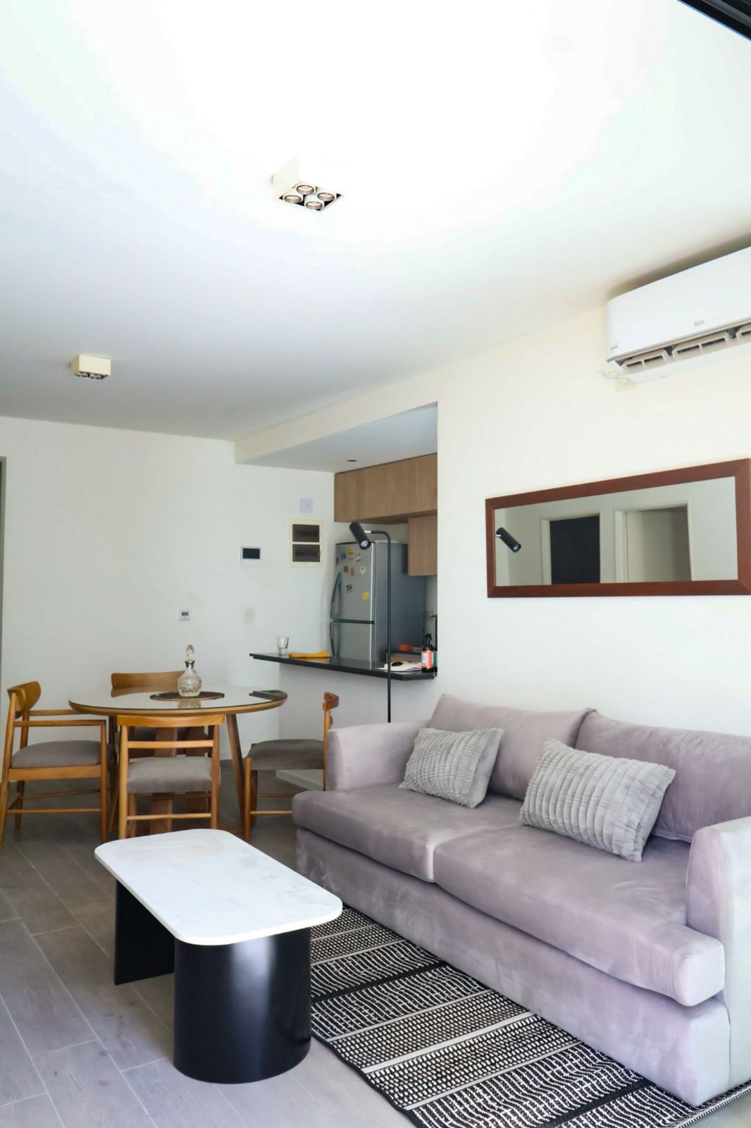 Sofá Elton gris lila en un living integrado con el comedor y la cocina, proyecto de WN Interiores