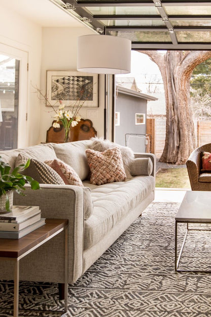 Sofá Escandinava Nórdica beige lino en living con puerta de vidrio y jardín en Argentina – Tienda de Banquitos