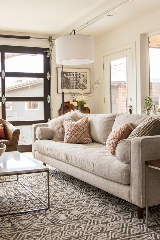 Sofá Escandinava 3 cuerpos en lino beige con alfombra geométrica y mesa de mármol, casa cliente Argentina – Tienda de Banquitos