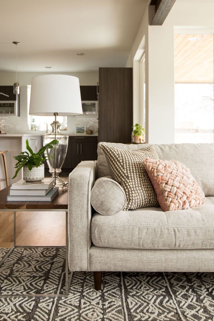 Living con sofá nórdico beige, patas madera oscura y almohadones rosa y gris, Buenos Aires Argentina – Tienda de Banquitos