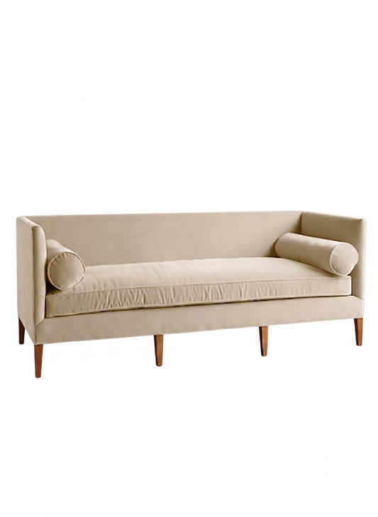 Sofá Escandinava Nórdico tapizado en color beige, apoyabrazos angosto ideal para espacios chicos - Tienda de Banquitos