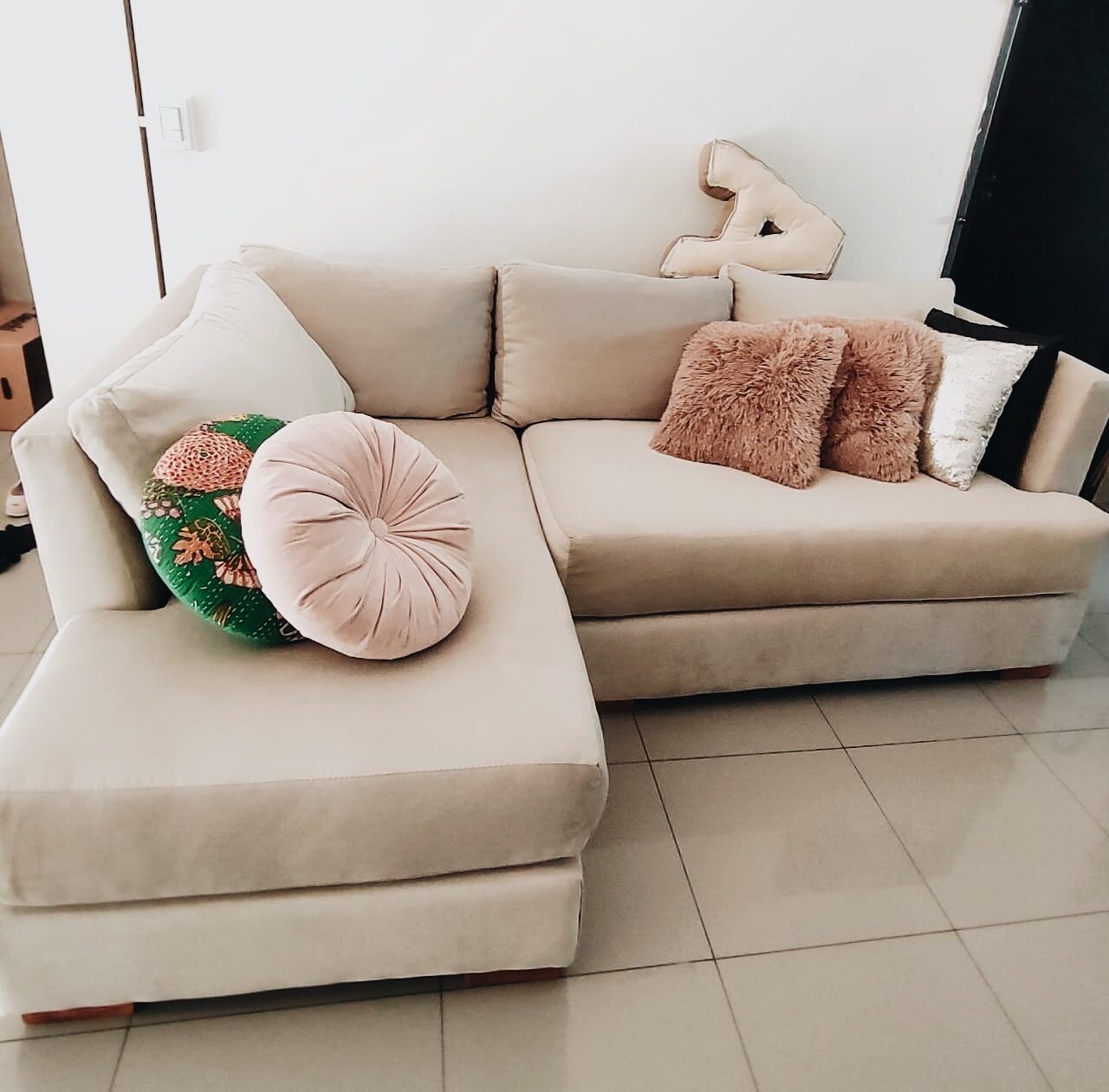 Sofá esquinero beige liso con chaise longue para living amplio - Argentina
