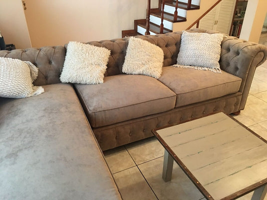 Sofá esquinero Chesterfield marrón chocolate con escalera de madera torneada – Tienda de Banquitos
