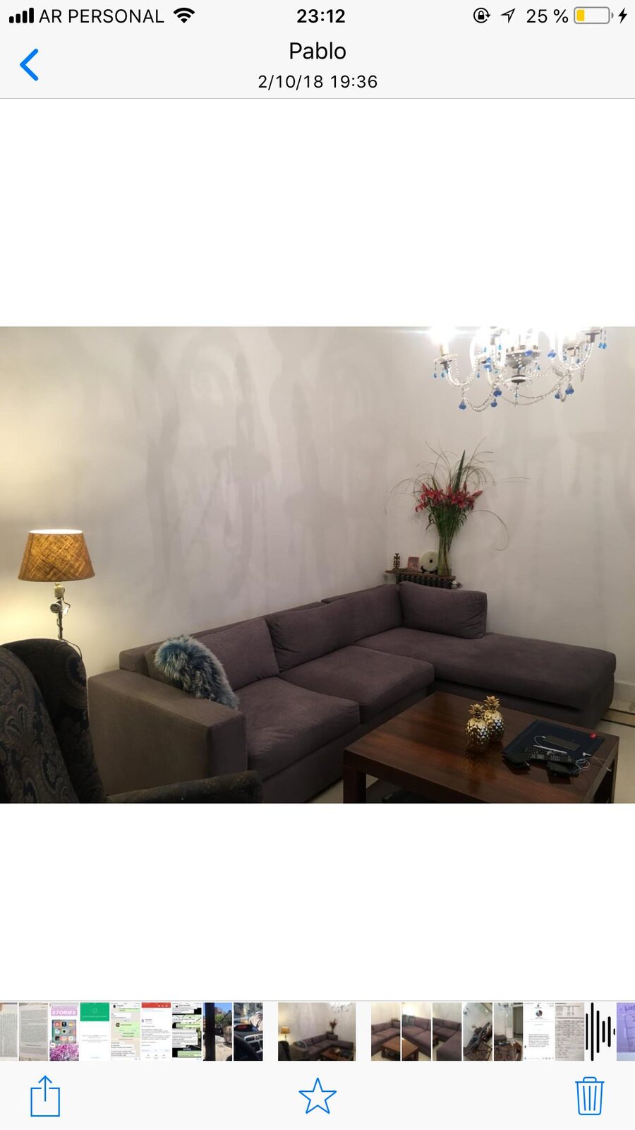 Sofá esquinero gris mauve en living clásico con chandelier y lámpara dorada – Tienda de Banquitos