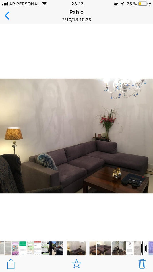 Sofá esquinero gris mauve en living clásico con chandelier y lámpara dorada – Tienda de Banquitos