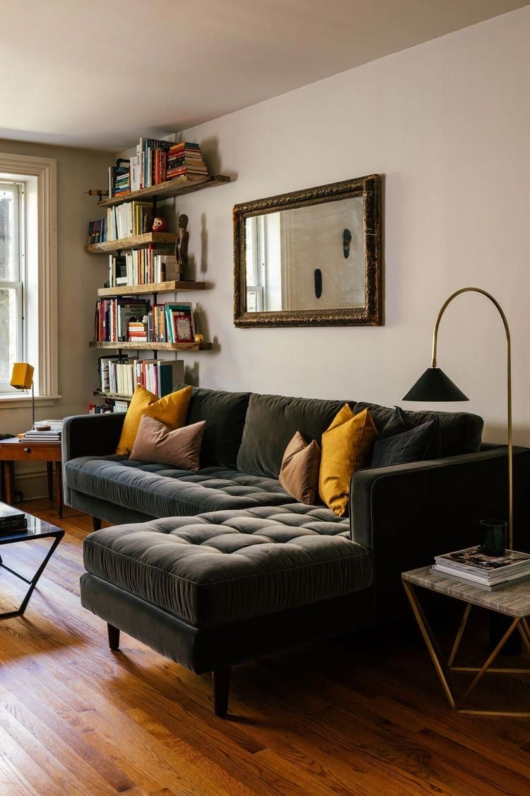 Sillón Esquinero Bambú velvet gris marengo en living con estanterías de madera y espejo dorado – Tienda de Banquitos Argentina