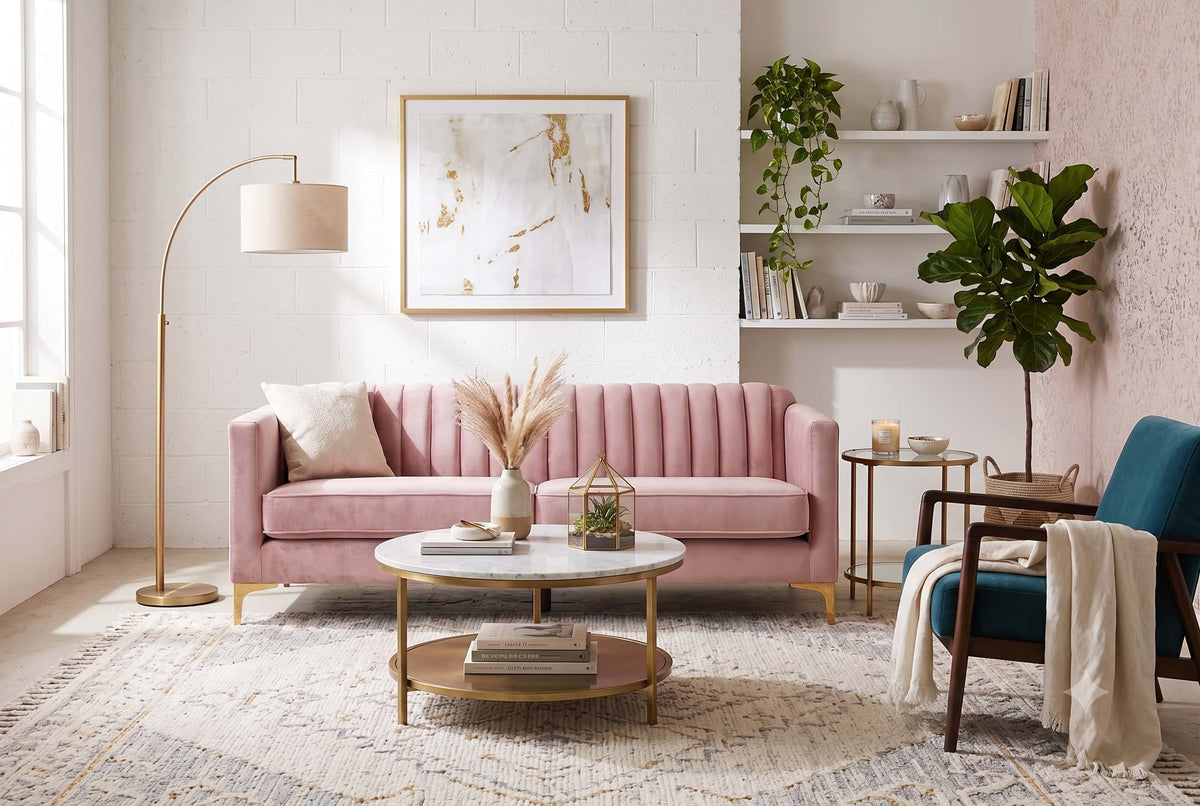 Sofá Mila de dos cuerpos tapizado en pana rosa, respaldo acanalado vertical y patas de metal doradas, ambientado en living contemporáneo - Tienda de Banquitos