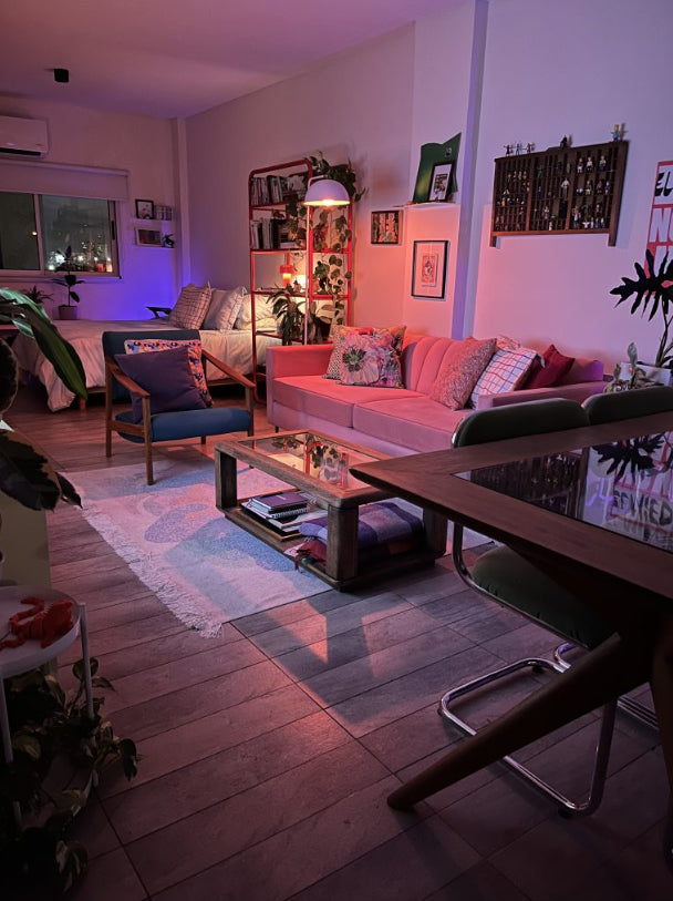 Sofá Mila color coral integrado en el living de una clienta de Tienda de Banquitos, junto a mesa ratona y decoración cálida