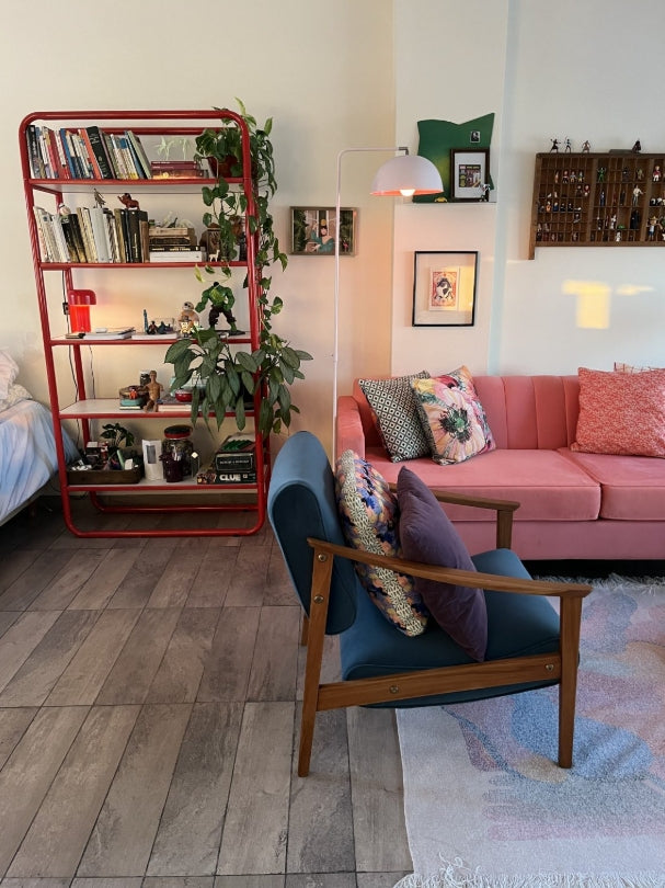 Sofá Mila color coral combinado con sillón individual en el living de una clienta de Tienda de Banquitos