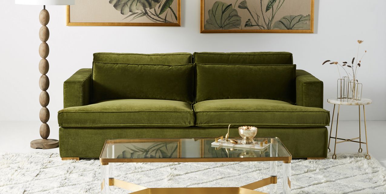 Sofá Richard 2 o 3 cuerpos tapizado en velvet verde oliva, apoyabrazos rectos y patas bajas de madera, ambientado en living - Tienda de Banquitos