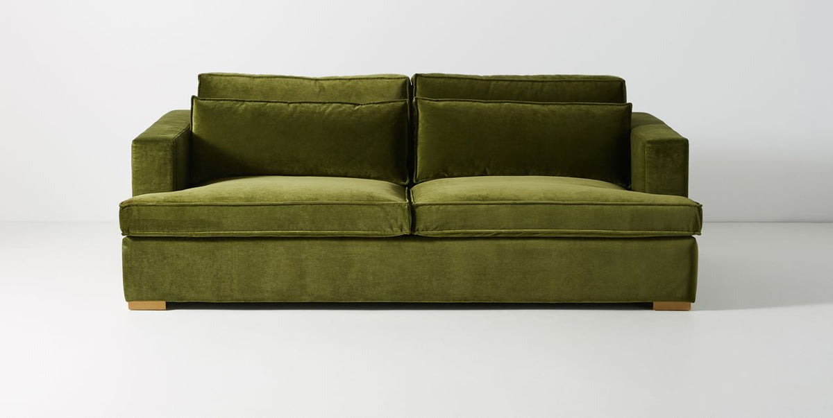 Sofá Richard 2 o 3 cuerpos tapizado en velvet verde oliva, vista frontal - Tienda de Banquitos