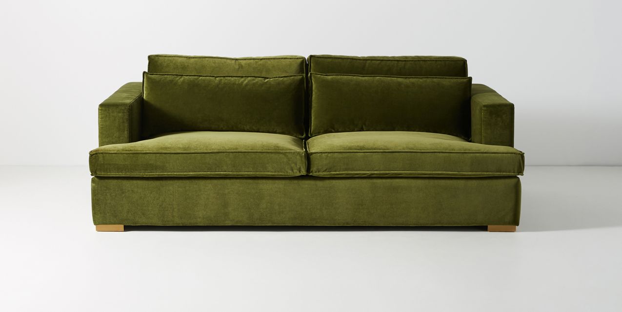 Sofá Richard 2 o 3 cuerpos tapizado en velvet verde oliva, vista frontal - Tienda de Banquitos