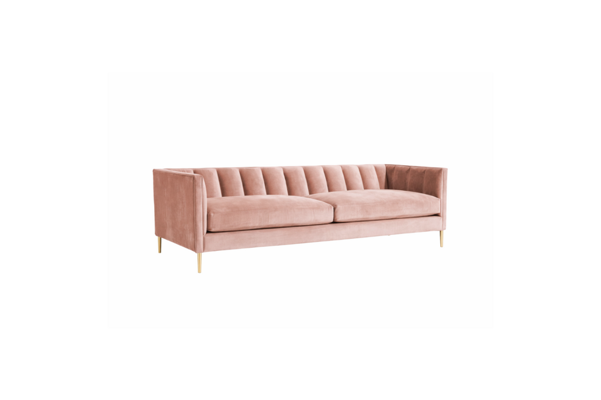 Sofá Rufina 2 o 3 cuerpos tapizado en velvet rosa, con canaletas verticales en el respaldo y patas de metal doradas - Tienda de Banquitos